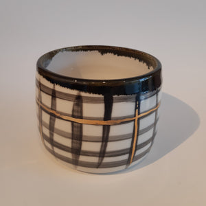 B + W GRAPHIC GRID PATTERNED Planter (sm)